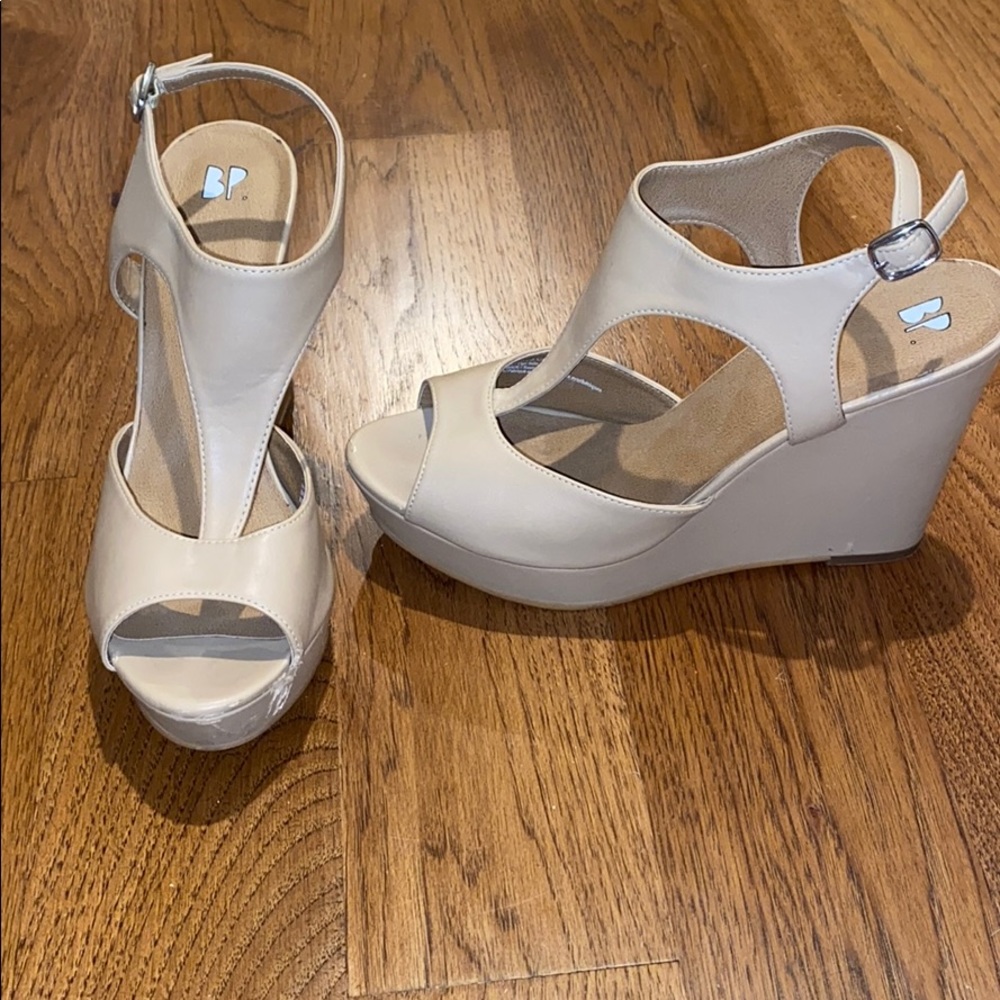 Nude leather wedges